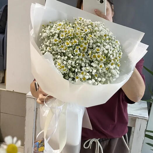 Букетик из воздушной гипсофилы и ромашек😍
