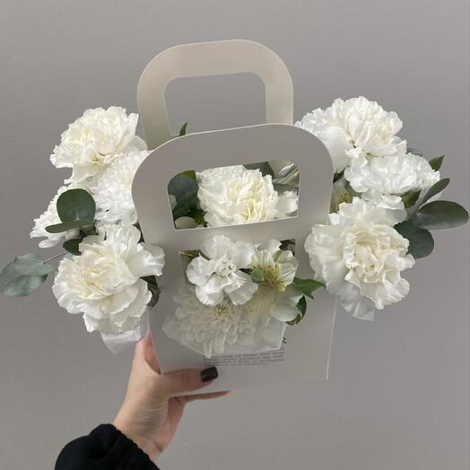 Белая стойкая сумочка Bloom room, диантус, альстромерия, эвкалипт