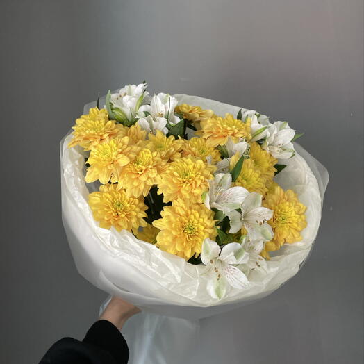 Солнечный букет из кустовых желтых хризантем и белой альстромерии