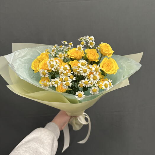 Букет из желтых кустовых роз и ромашек