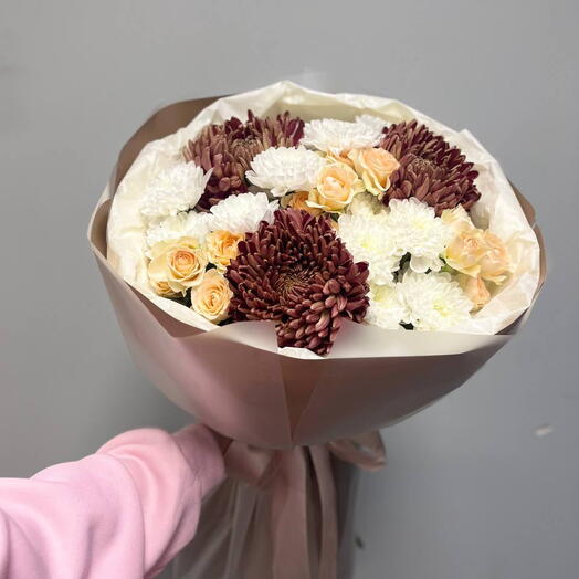 Букет с кустовой розой и хризантемой Бигуди