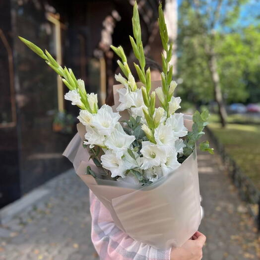 Белые гладиолусы