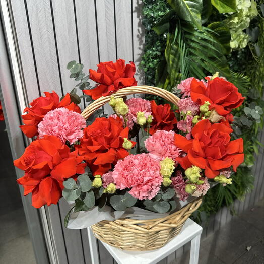 Корзина с яркими французскими розами🌸96007