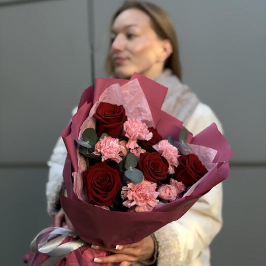 Букет «Пудровый рассвет»: нежность в каждом лепестке 🩷» с глубокими алыми розами и пудрово-Розовыми гвоздиками