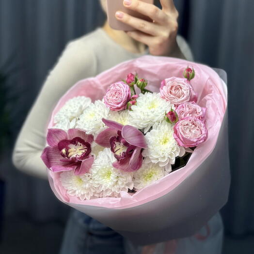 Сборный состав из орхидеи, кустовой розы и хризантемы