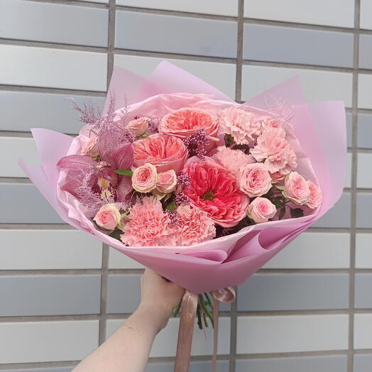 Экспрессия чувств 🥰Букет с пионовидной розой Мандарин Экспрешн , диантусами и розовым аспарагусом 🩷Розф розовые Кустовая Роза