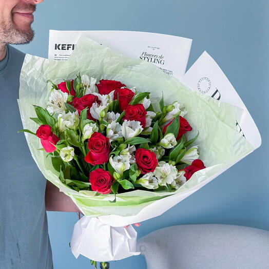Букет из 11 красных роз Кения с альстромерией «Страсть и нежность» 🌹 41259