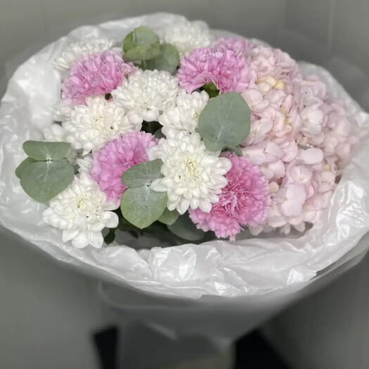 Авторский букет гортензия, хризантема кустовая и нежные диантусы