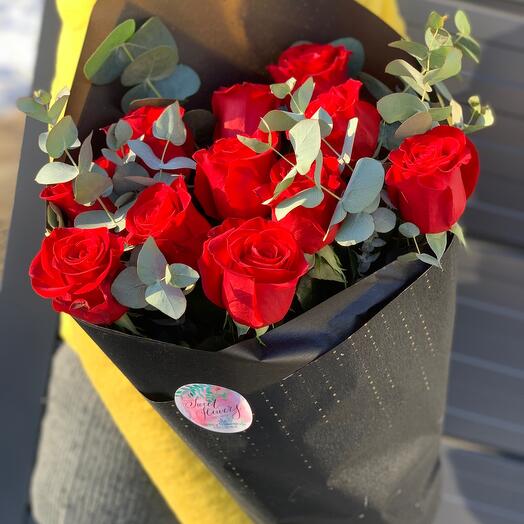 Monobuquet de rosas con eucalipto