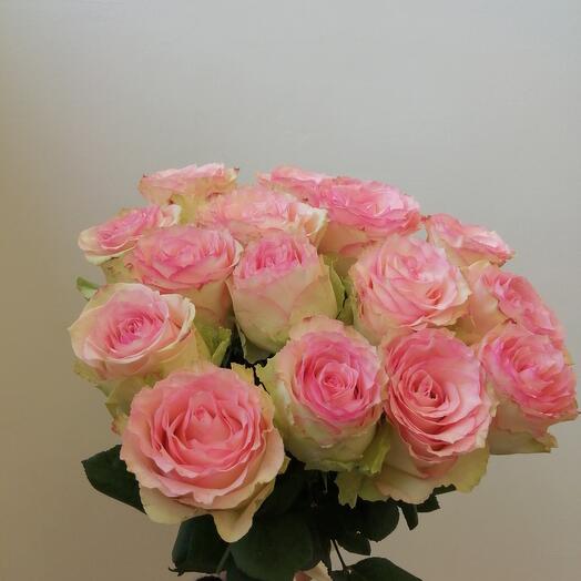 Ramo de 15 rosas de dos tonos en forma de peonía
