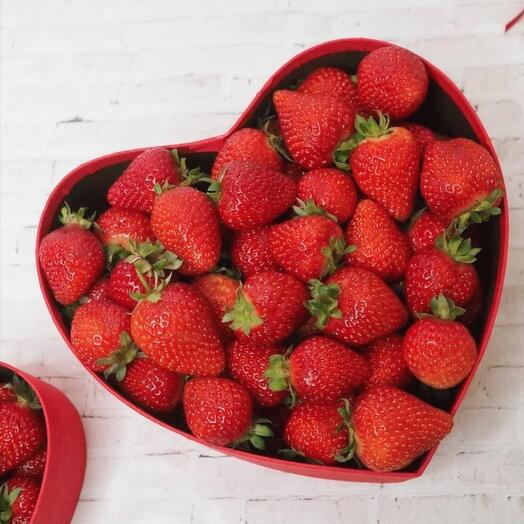 Сердце со свежей отборной клубникой 1200 гр