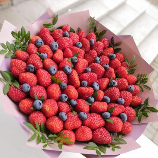 Bouquet of strawberries and blueberries