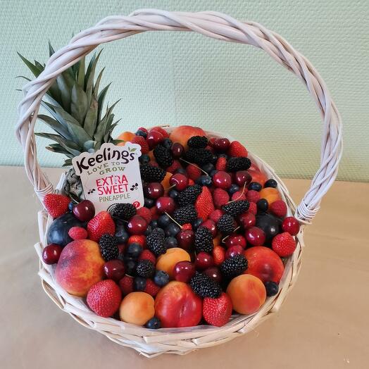 Cesta de frutas y bayas