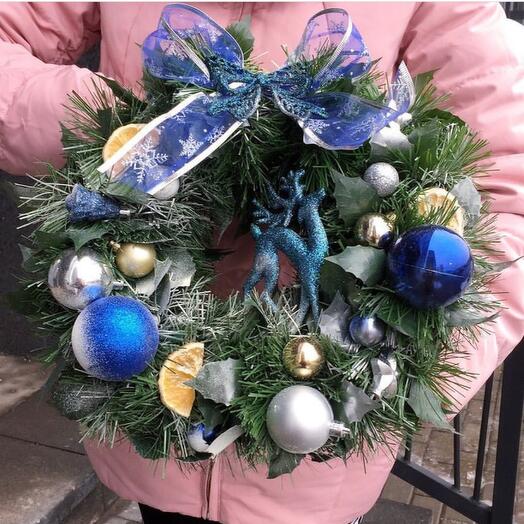 Новогодний  венок с оленем из искуственной ели