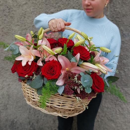Корзина с розами и лилиями