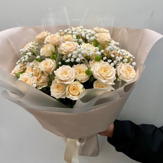 Ramo de rosas con gypsophila