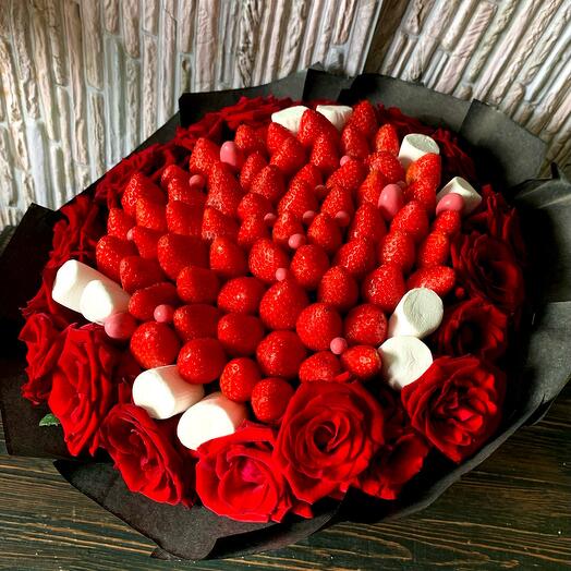 Ramo con fresas y flores "50 tonos de rojo"