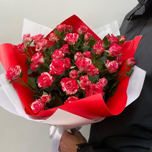 Букет из красно-белой кустовой розы 🌹