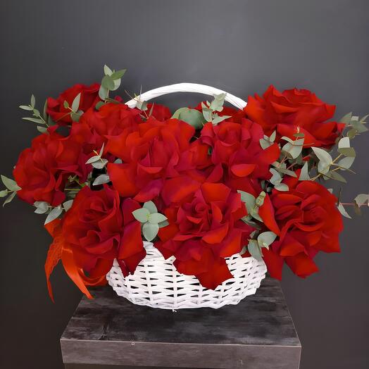 Cesta con rosas francesas rojas 15 piezas