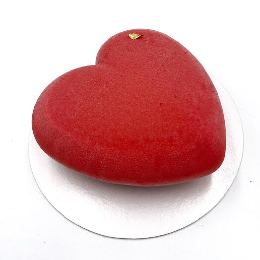 Муссовый торт-сердце с шоколадно-сливочной начинкой и фундуком