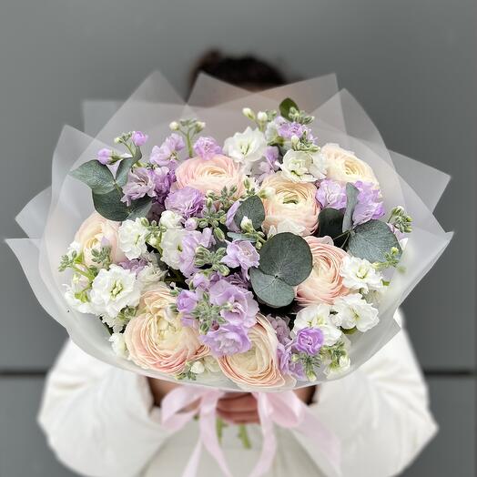 Bouquet with ranunculus and mattiola