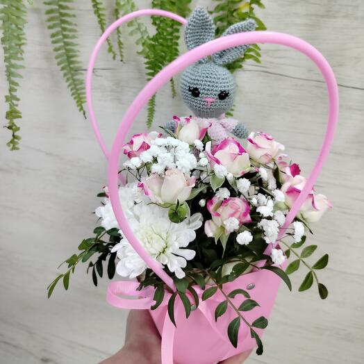 Цветы в коробке с зайцем
