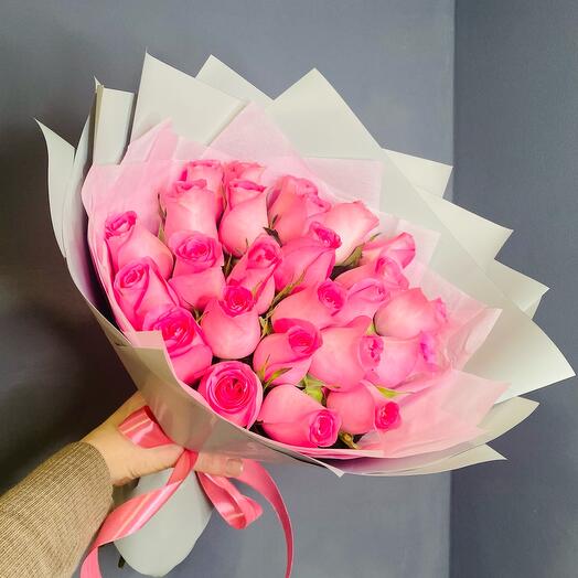 25 розовых роз