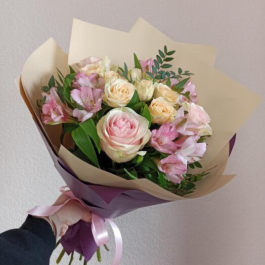 Ramo de "saludos Cálidos" con rosas