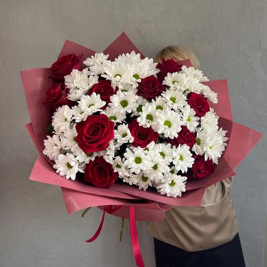 Большой букет ромашек и красных роз 🌹