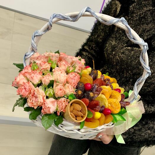 Корзина с розами и сухофруктами