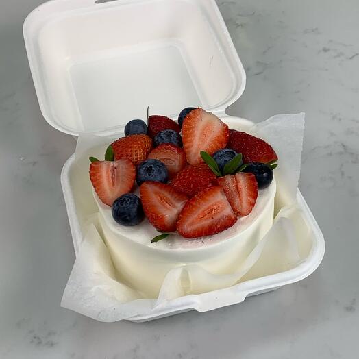 Бенто торт с клубникой