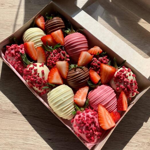 Conjunto de fresas cubiertas de chocolate