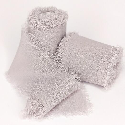 Лента шелковая, серая, ширина 4 см. В комплекте 2 ленты длиной по 140 см