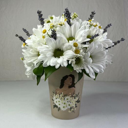 Bouquet Cup with daisies
