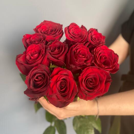 Monobucket of 11 red roses