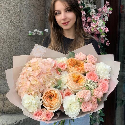 Ramo con hortensias y rosas en forma de peonía