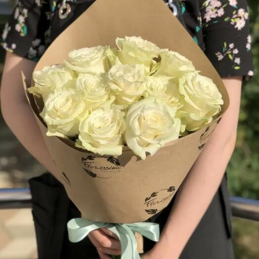 Букет из 11 белых роз Мондиаль (Mondial) в крафте