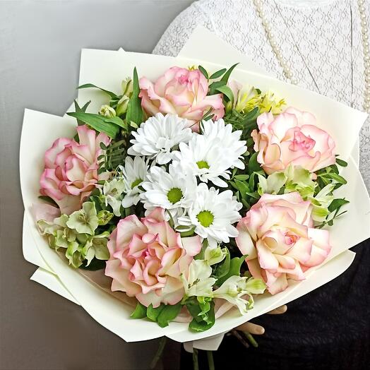 Bouquet of French roses, chrysanthemums and alstroemeria