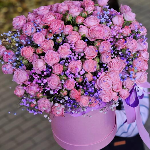 Кустовые розы в коробке