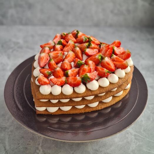 Открытый медовик со свежей клубникой и клубничным кули