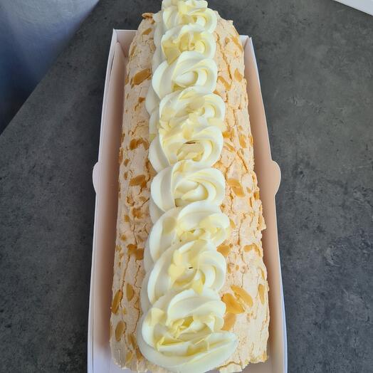 Rollo de merengue con cerezas