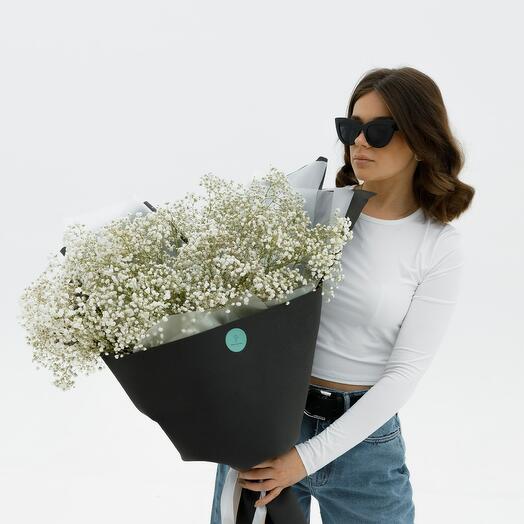 Ramo de gypsophila de pie en una decoración elegante