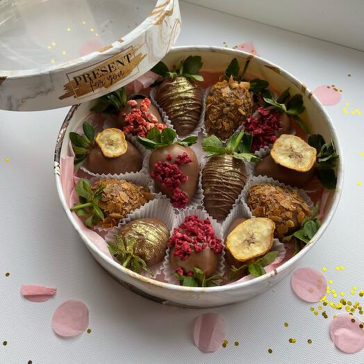 Клубника в шоколаде «Молочный микс» (12-18 ягод)
