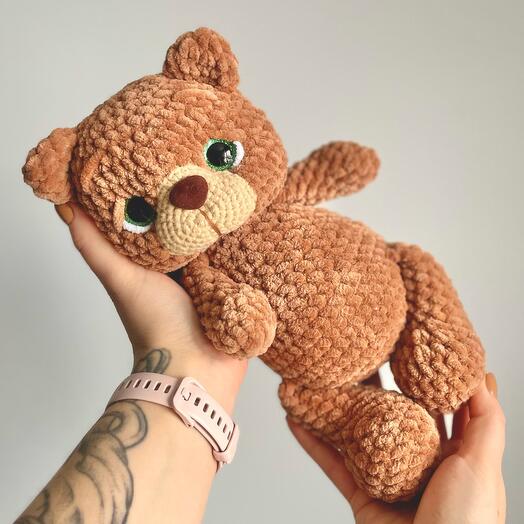 Вязаная игрушка медвежонок из плюшевой пряжи ручной работы