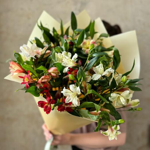 Bouquet of alstroemeria mix