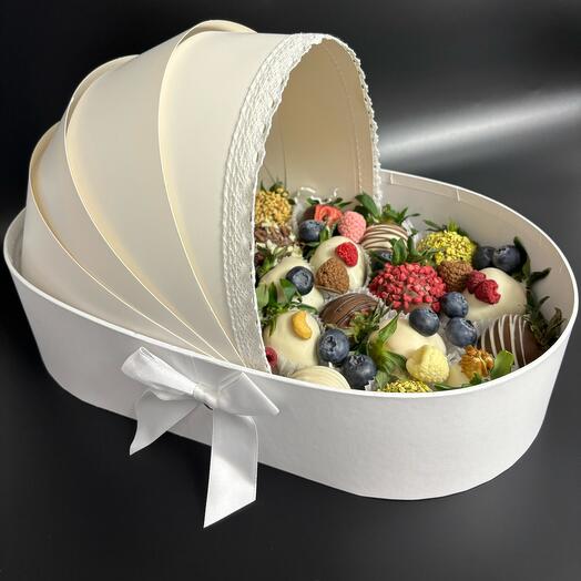 Клубника в шоколаде люлька белая