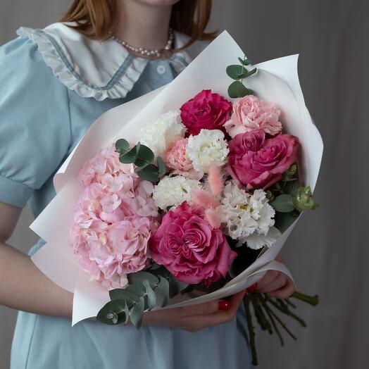 Нежный букет с гортензией и пионовидными розами