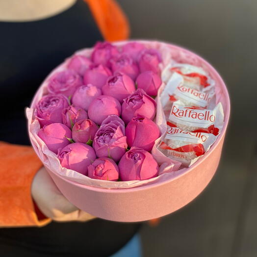 Коробка с пионовидной розовой розой и конфетами Raffaello