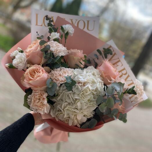 Букет с гортензией и персиковыми розами