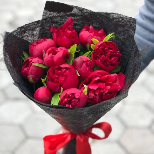 Букет из красных пионов Ред Шарм